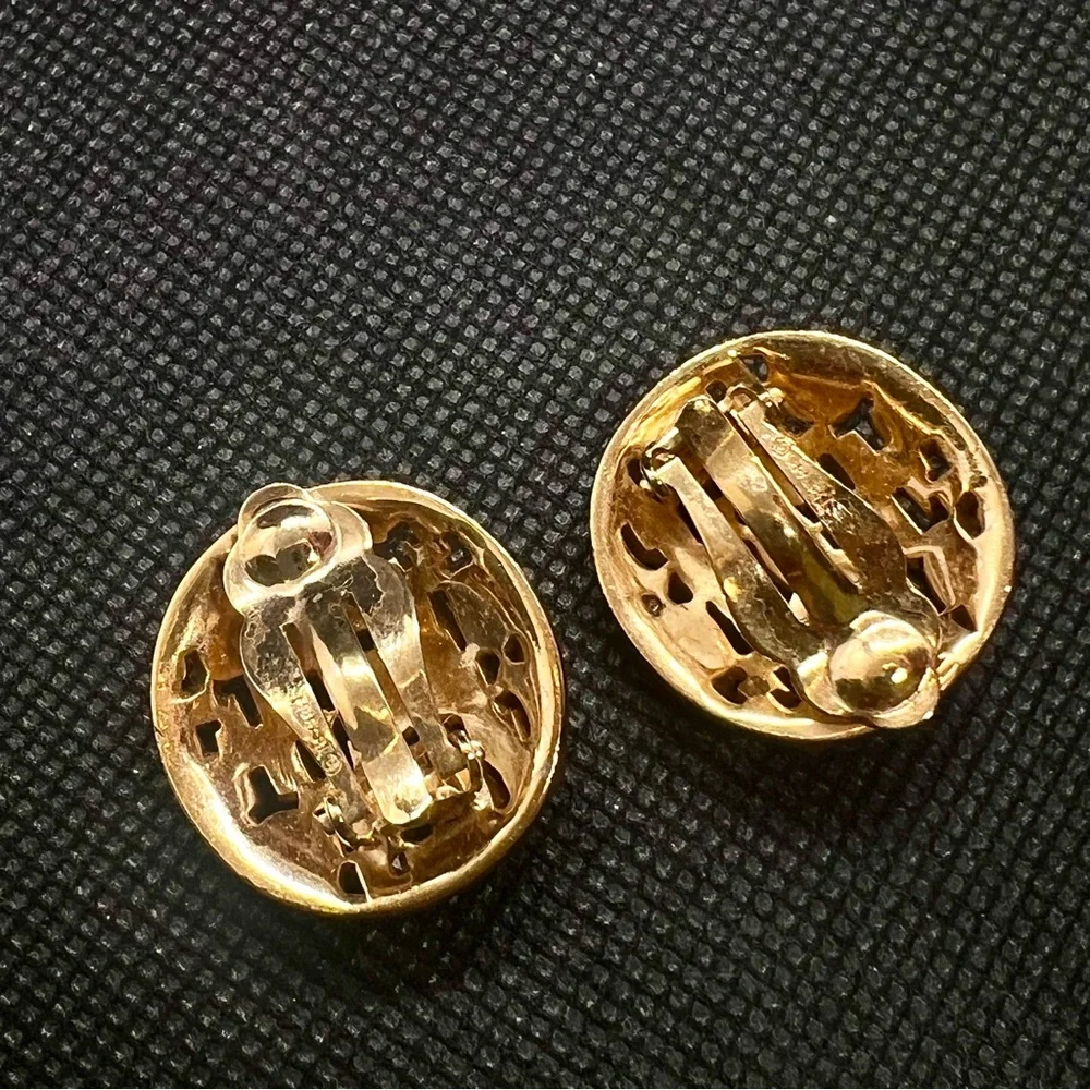 Stunning Crown Trifari Clear Rhinestone Lined Gold Tone Clip On Earrings Vintage